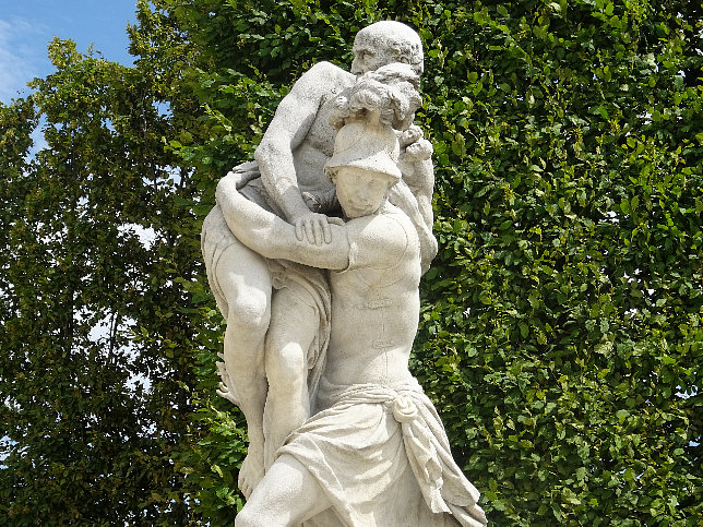 Schloss Schnbrunn, Statue Flucht aus Troja (05)