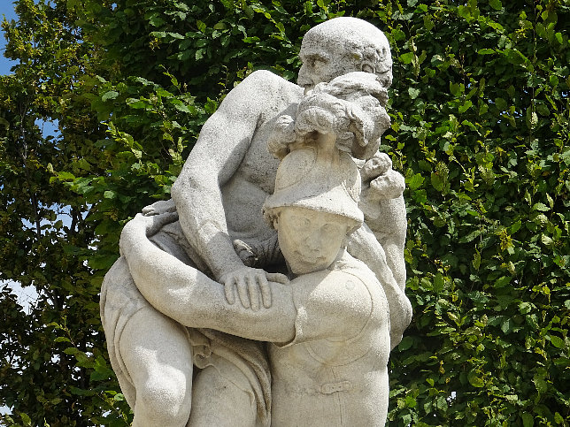 Schloss Schnbrunn, Statue Flucht aus Troja (05)