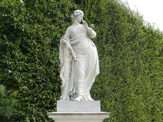 Schloss Schnbrunn, Statue Angerona (05)