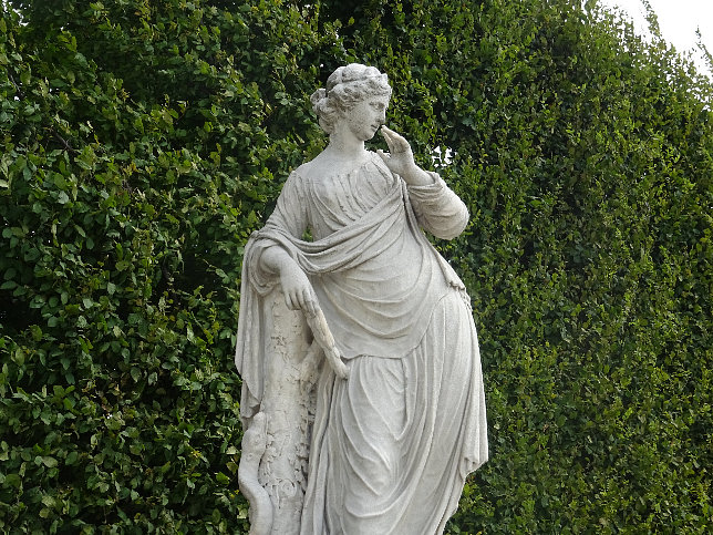 Schloss Schnbrunn, Statue Angerona (05)