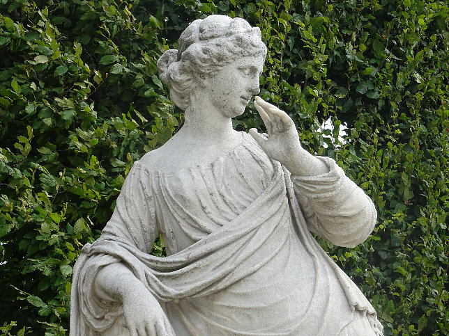 Schloss Schnbrunn, Statue Angerona (05)