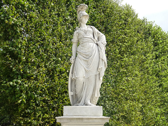 Schloss Schnbrunn, Statue Aspasia (08)