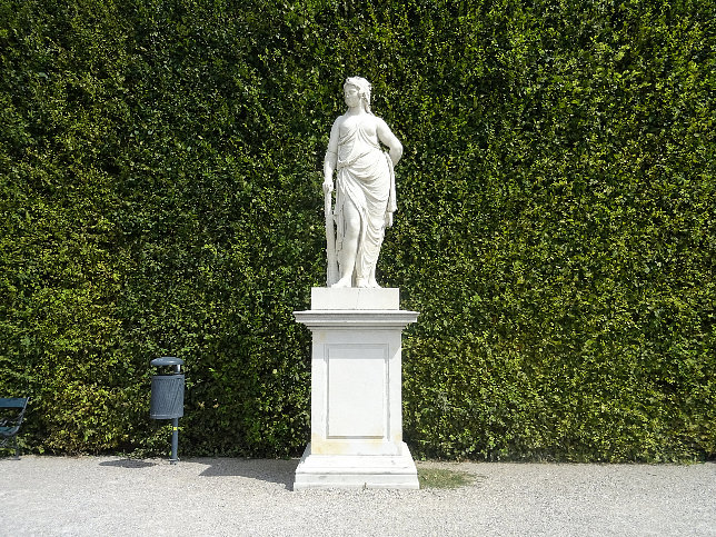 Schloss Schnbrunn, Statue Omphale (09)