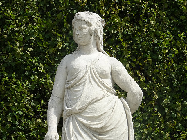 Schloss Schnbrunn, Statue Omphale (09)