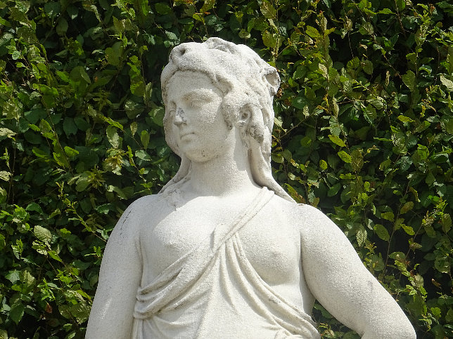 Schloss Schnbrunn, Statue Omphale (09)