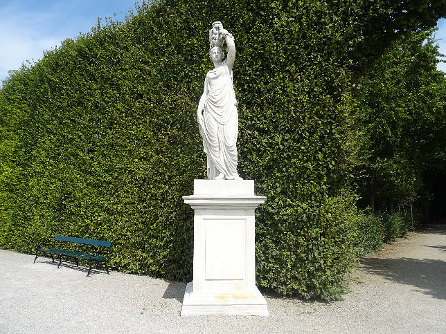 Schloss Schnbrunn, Statue Nymphe der Flora (10)