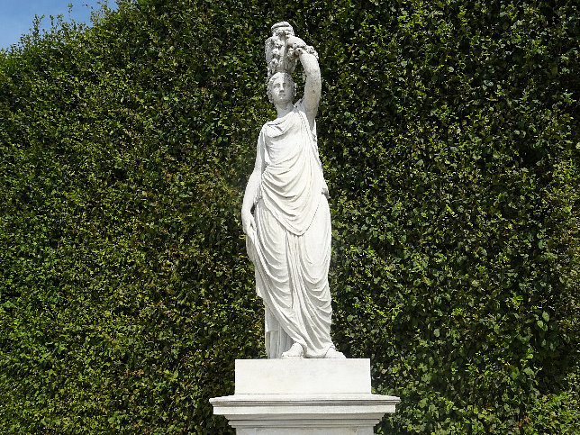 Schloss Schnbrunn, Statue Nymphe der Flora (10)