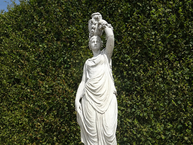 Schloss Schnbrunn, Statue Nymphe der Flora (10)