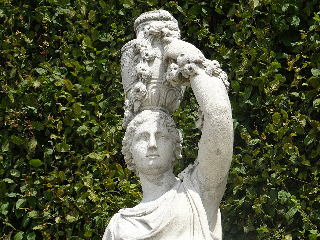 Schloss Schnbrunn, Statue Nymphe der Flora (10)