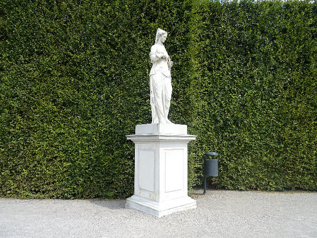 Schloss Schnbrunn, Statue Hygiea (13)