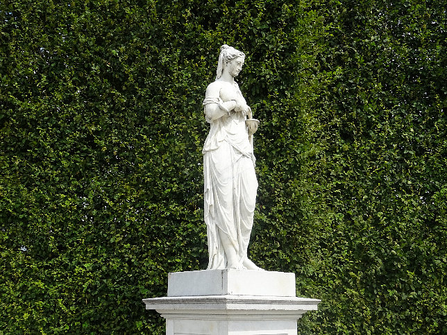 Schloss Schnbrunn, Statue Hygiea (13)