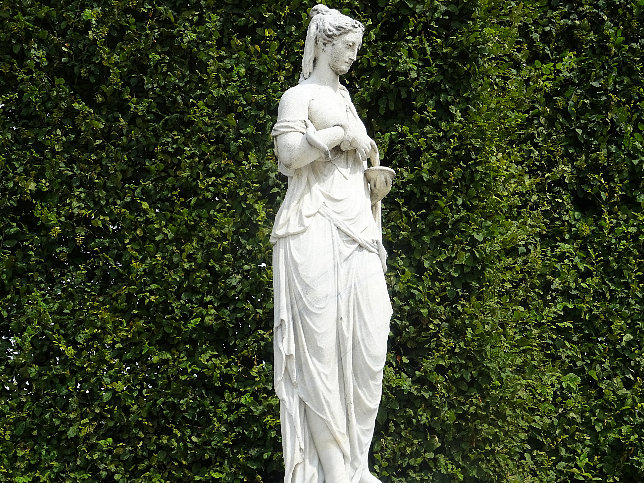 Schloss Schnbrunn, Statue Hygiea (13)