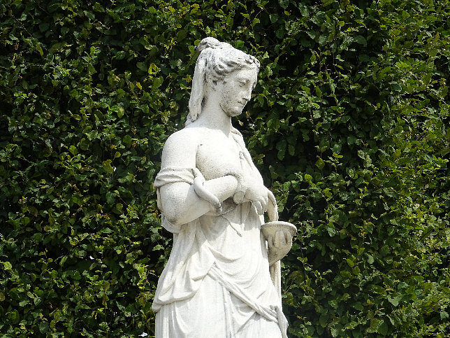 Schloss Schnbrunn, Statue Hygiea (13)