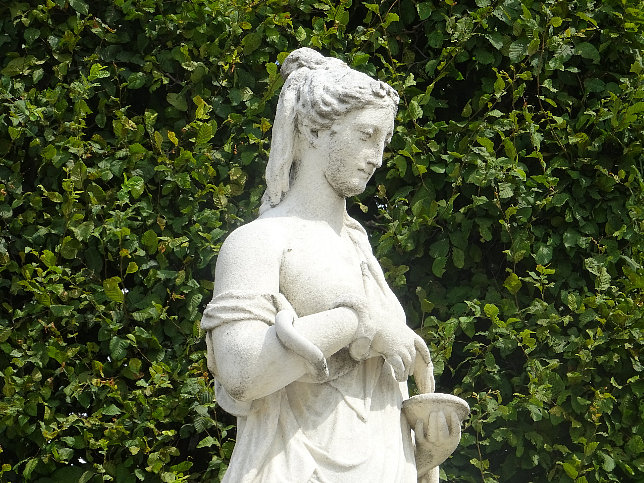 Schloss Schnbrunn, Statue Hygiea (13)