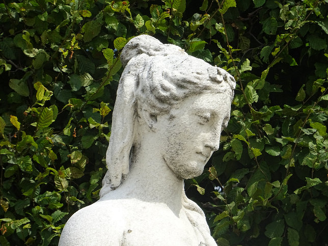 Schloss Schnbrunn, Statue Hygiea (13)