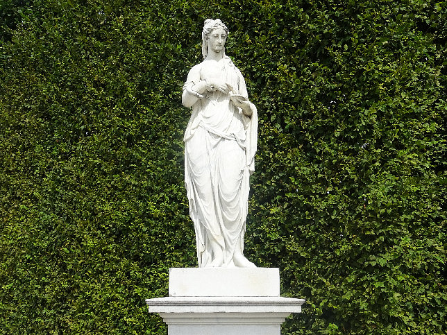 Schloss Schnbrunn, Statue Hygiea (13)