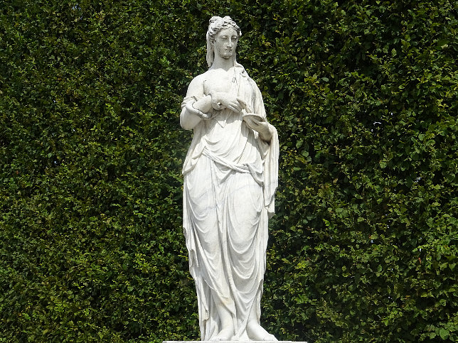 Schloss Schnbrunn, Statue Hygiea (13)