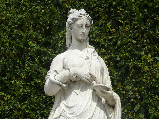 Schloss Schnbrunn, Statue Hygiea (13)