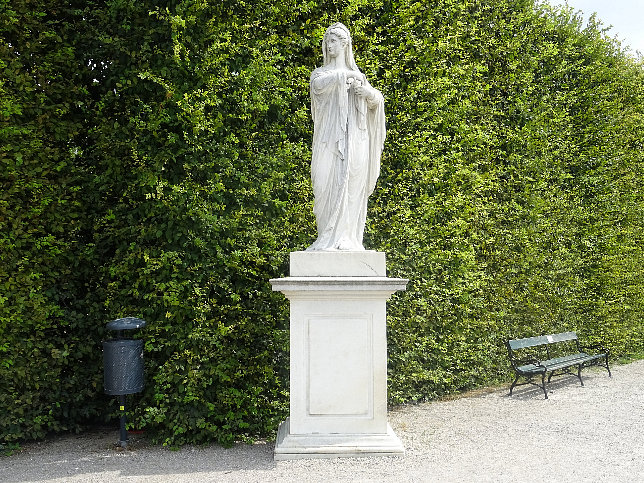 Schloss Schnbrunn, Statue Vestalin (14)