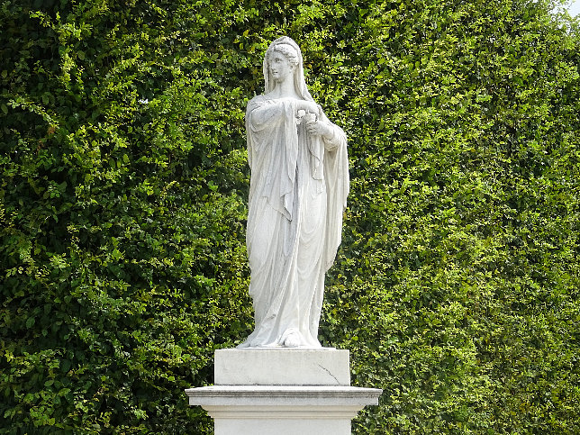 Schloss Schnbrunn, Statue Vestalin (14)