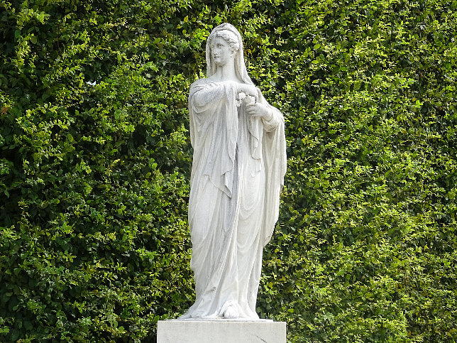 Schloss Schnbrunn, Statue Vestalin (14)