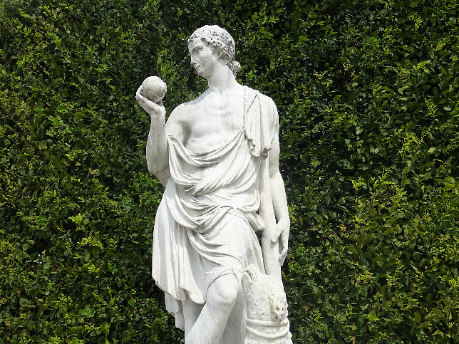 Schloss Schnbrunn, Statue Paris (15)