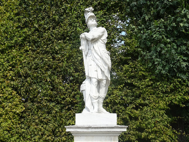 Schloss Schnbrunn, Statue Hannibal (16)