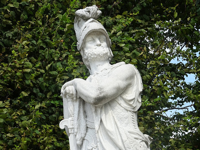 Schloss Schnbrunn, Statue Hannibal (16)