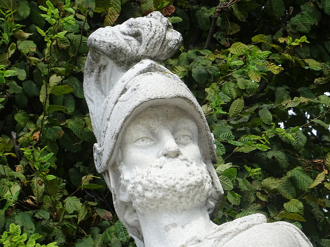 Schloss Schnbrunn, Statue Hannibal (16)