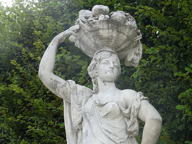 Schloss Schnbrunn, Statue Priesterin der Ceres (22)