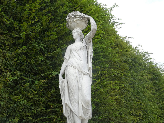 Schloss Schnbrunn, Statue Priesterin der Ceres (23)