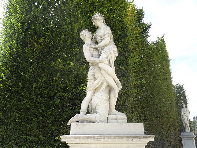 Schloss Schnbrunn, Statue Raub der Helena (28)