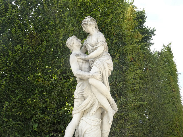 Schloss Schnbrunn, Statue Raub der Helena (28)