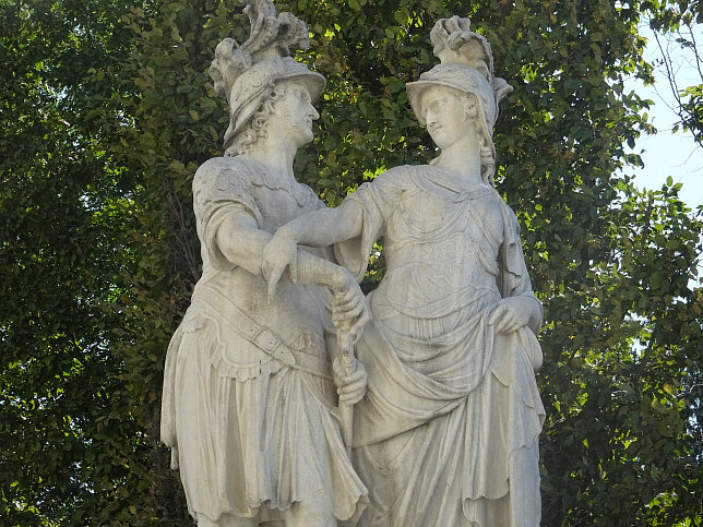 Schloss Schnbrunn, Statue Mars und Minerva (30)