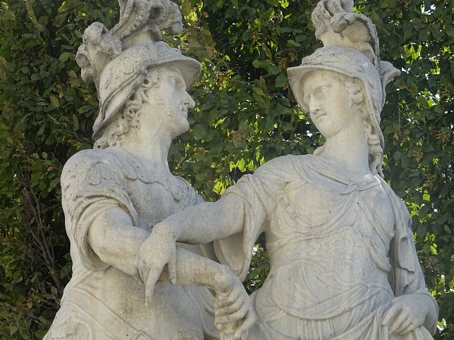 Schloss Schnbrunn, Statue Mars und Minerva (30)