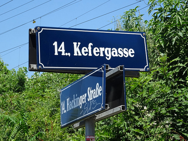 Stra�entafel Kefergasse und Hackinger Stra�e in Wien-Penzing.