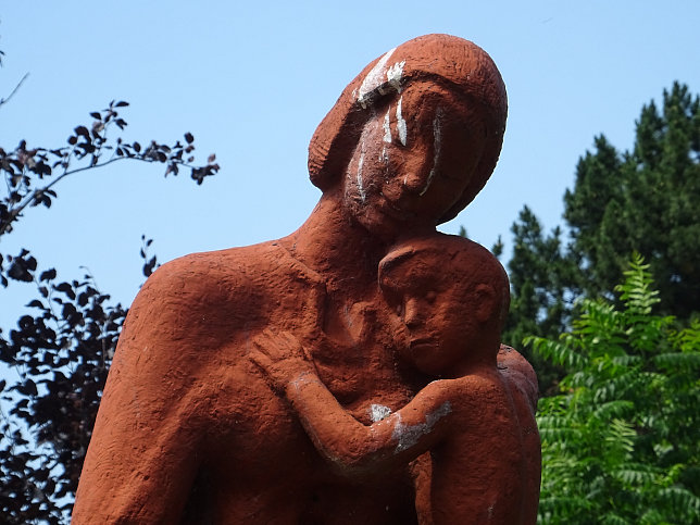 Skulptur 'Mutter mit Kindern'