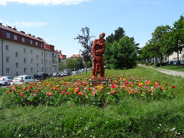 Skulptur 'Mutter mit Kindern'