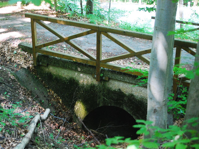 Durchlass unter Wanderweg neben B1939