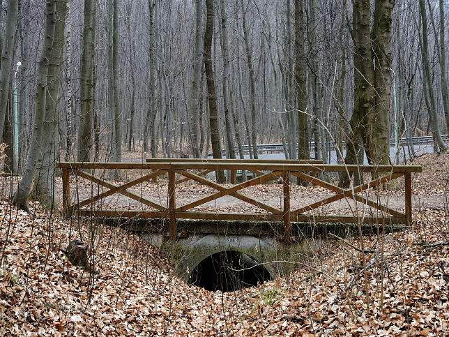 Durchlass unter Wanderweg neben B1941