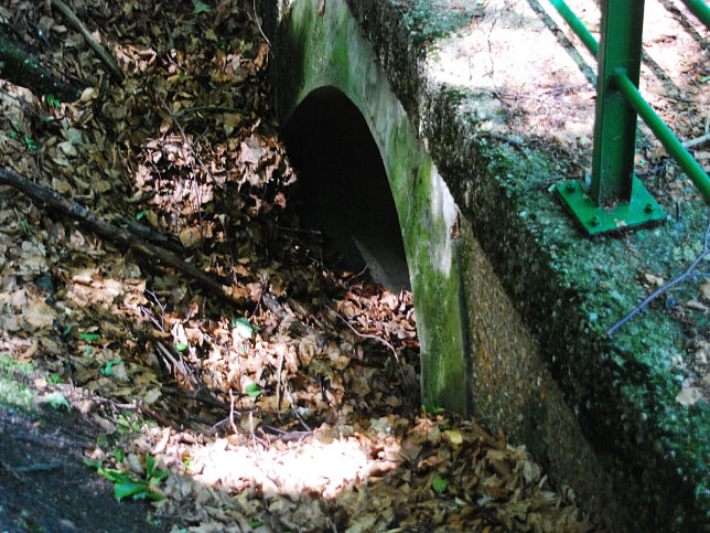 Durchlass unter Wanderweg neben Objekt B1937