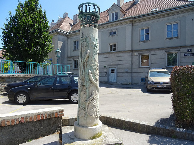 Wegsule mit Relief und Beschriftung von Leopold Hohl