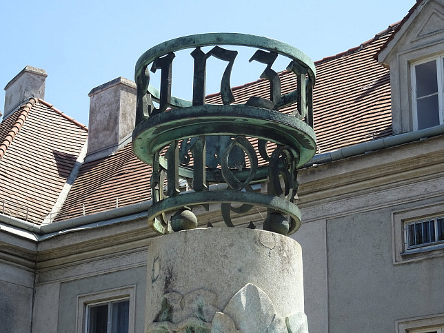 Wegsule mit Relief und Beschriftung von Leopold Hohl