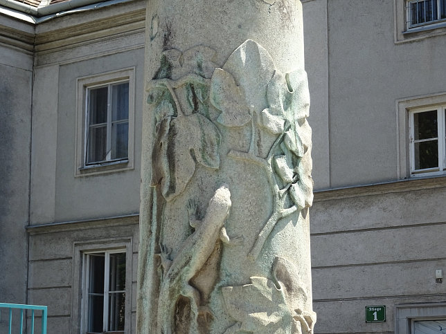 Wegsule mit Relief und Beschriftung von Leopold Hohl