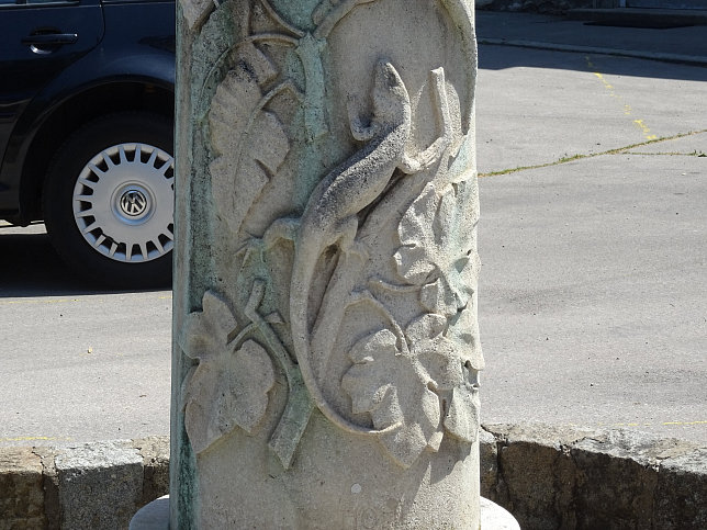 Wegsule mit Relief und Beschriftung von Leopold Hohl