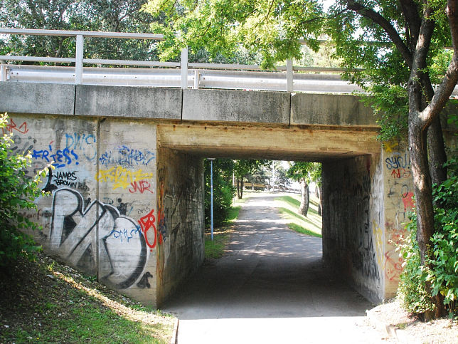 Brcke im Zuge der A22 ber Fuweg