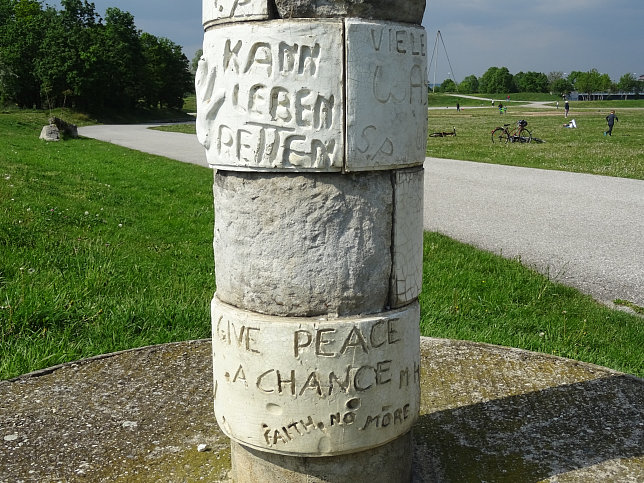 Friedensweg Donauinsel, Stele