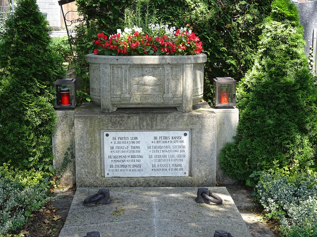 Strebersdorfer Friedhof, Grab der Schulbrder M1