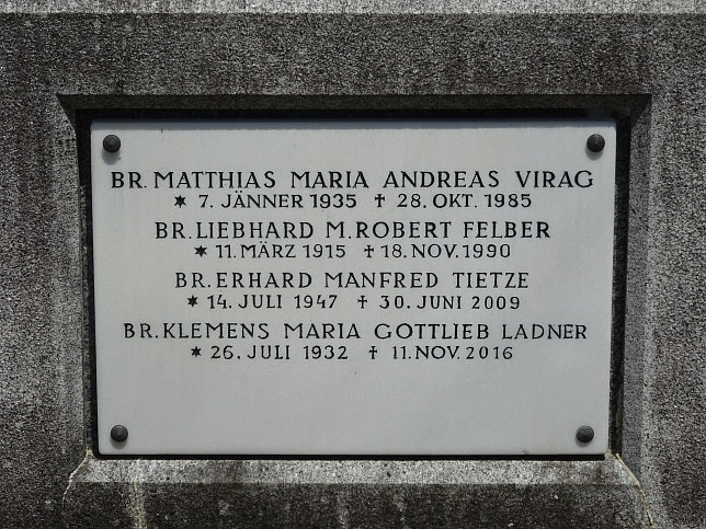 Strebersdorfer Friedhof, Grab der Schulbrder M4 und M5