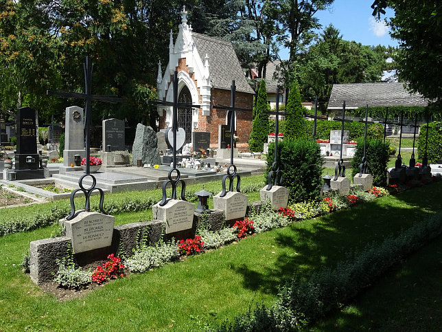 Strebersdorfer Friedhof, Grab der Schulbrder